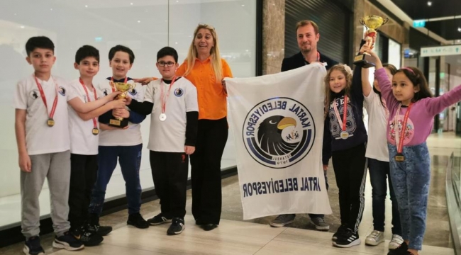 Kartal Belediyesi Satranç Akademisi Sporcuları Ödüle Doymuyor