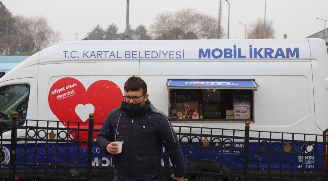 Kartallıların, Soğuk Havada Sıcak Çorba ve Çay İkramı 'Mobil İkram Aracı'ndan